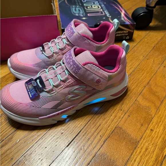 Brand New in Box. Girl’s Size 3Y Skechers - Picture 2 of 3